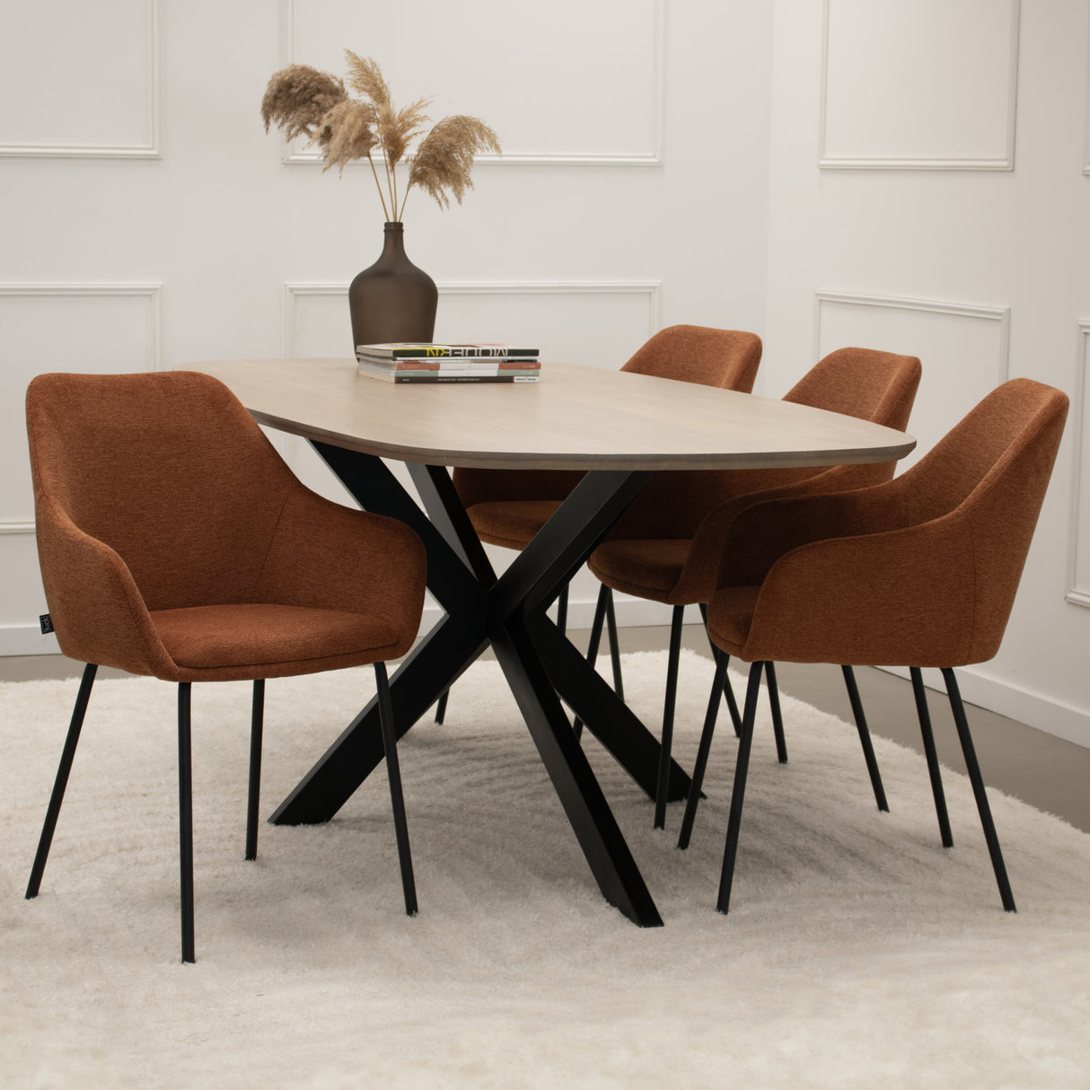 Esszimmerstuhl – Terrakotta Ton, Texturstoff Bezug, Armlehnen Design - Guus | Kick Collection