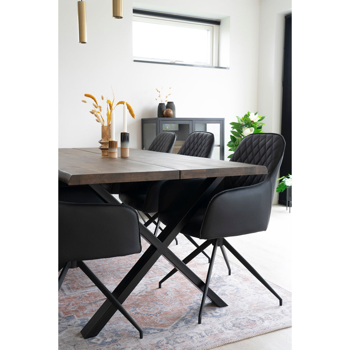 Esszimmerstuhl – Schwarzes PU Leder, 360° Drehfunktion, Schwarze Metallbeine - Harbo | House Nordic
