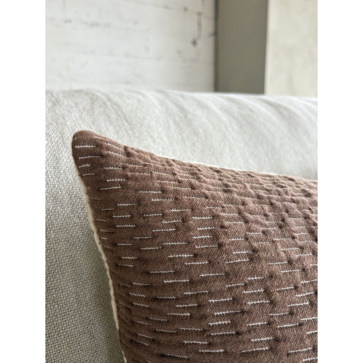 Kissenbezug – Bio-Baumwolle, Gestepptes Design, Braun-Ecru Farbe - Olivia | Studio Femme Home