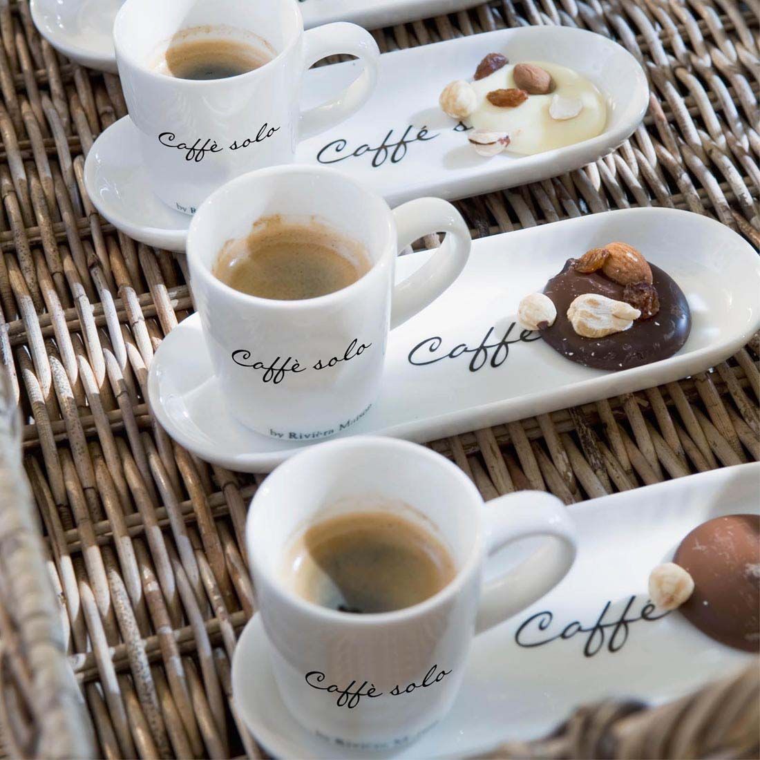Tassen - und Untertassen - Set aus Porzellan mit Text, 85 ml, 1 Stück – Caffè Solo 2 - teilig | Rivièra Maison - Esszett Luxury | Stilvolles Wohnen mit Charakter