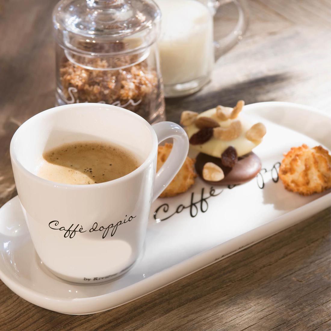 Tassen - und Untertassen - Set aus Porzellan mit Text, 85 ml, 2 Stück – Caffè Solo 2 - teilig | Rivièra Maison - Esszett Luxury | Stilvolles Wohnen mit Charakter