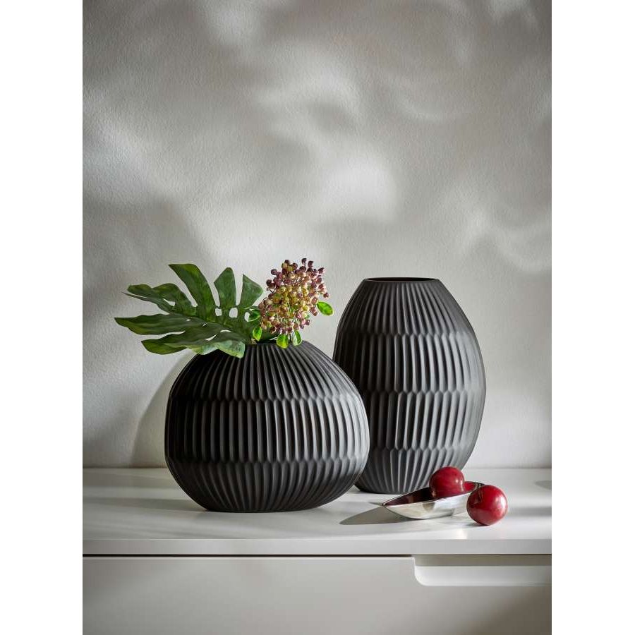 Vase mundgeblasenes Glas, matt-schwarze Oberfläche, plissee-artige skulpturale Struktur – Noir | Philippi