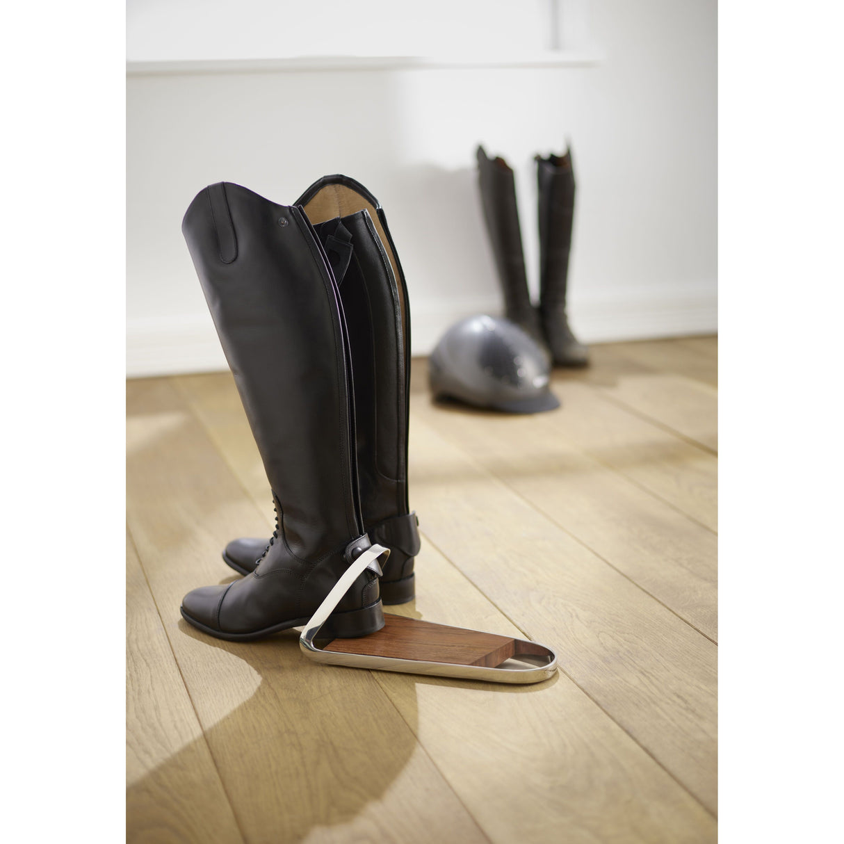 Stiefelknecht Elegantes Gebogenes Design, Edelstahl- & Akazienholzverarbeitung, Einfaches Ausziehen von Schuhen mit Hohem Schaft – Harry | Philippi