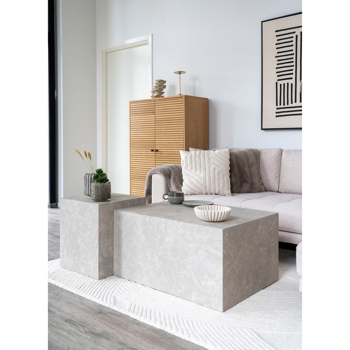 Beistelltisch - Beige Marmoroptik, Kubisches Design, 45 cm Höhe - Prague | House Nordic