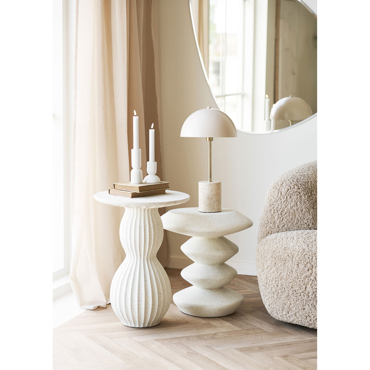 Beistelltisch – Weißer Faserbeton, skulpturale Form, 45 cm hoch - Blackburn | House Nordic