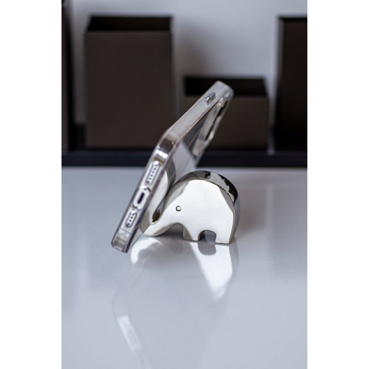 Handyhalter Elefanten-Design, Extra-Breiter Balancier-Rüssel, Dekoratives Schreibtisch-Accessoire – Tambo | Philippi