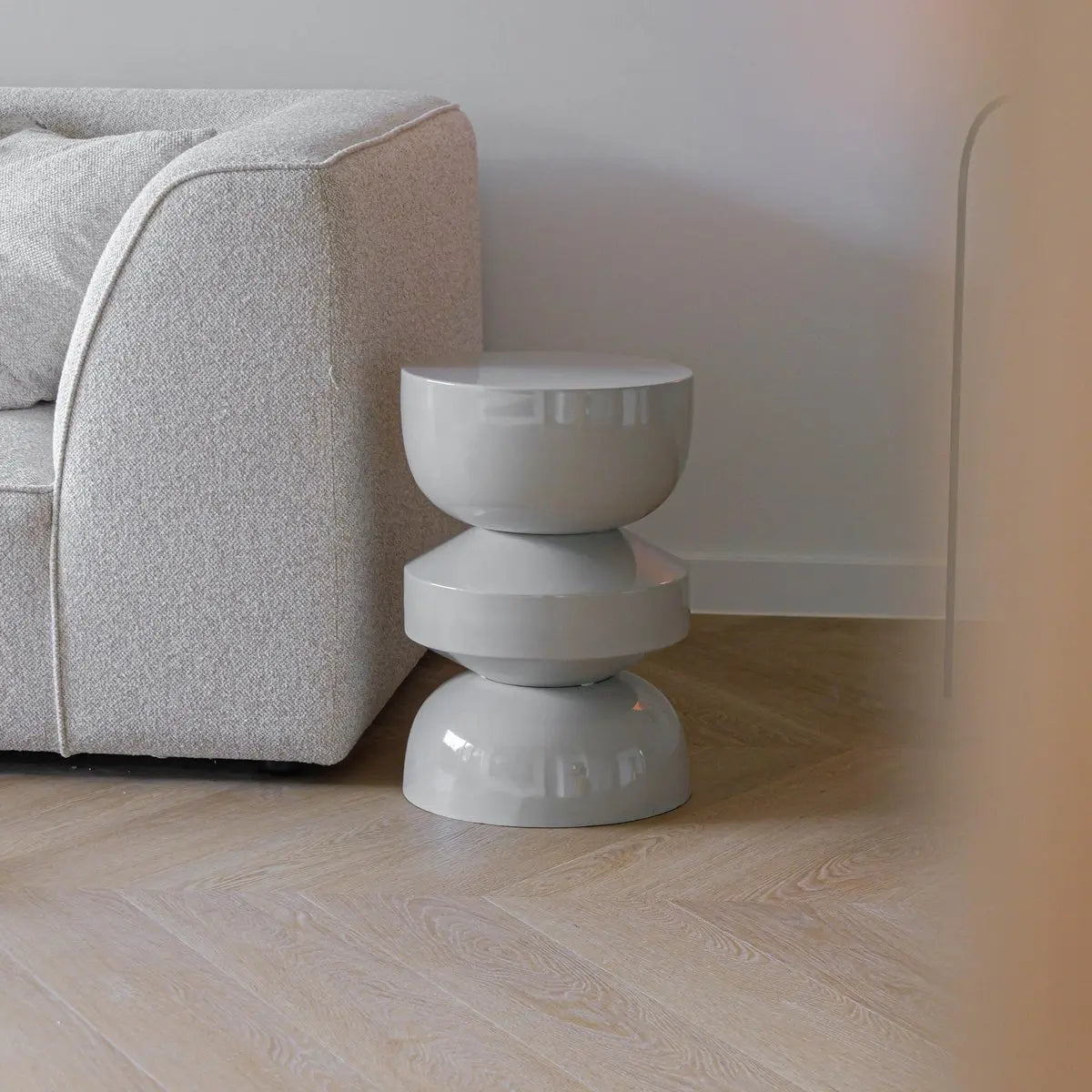 Beistelltisch – Beige Farbe, Glänzende Oberfläche, Skulpturales Design - Esra | Kick Collection