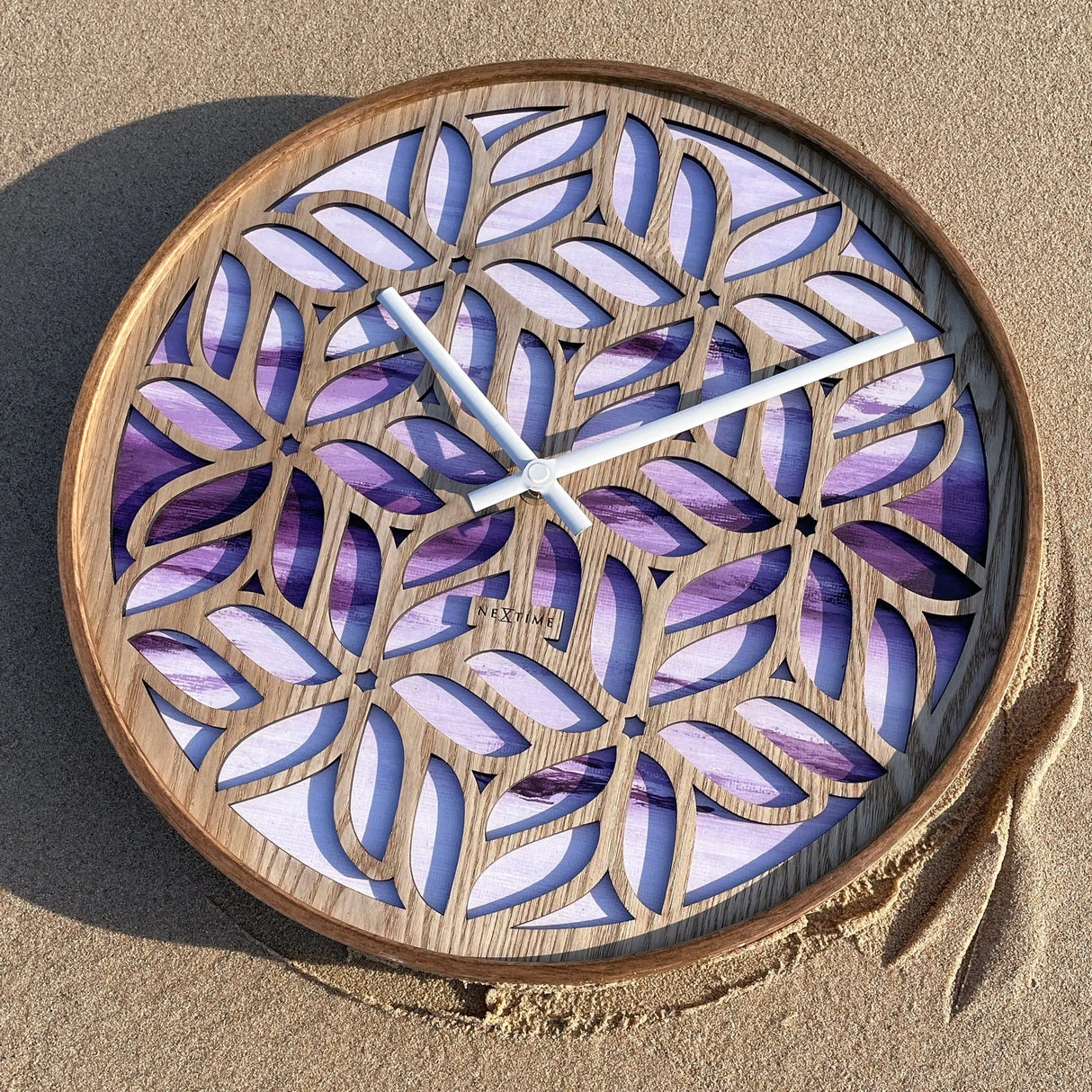 Wanduhr – Florales Holz, Sanfte Farben, Stilles Werk - Yogi | NeXtime