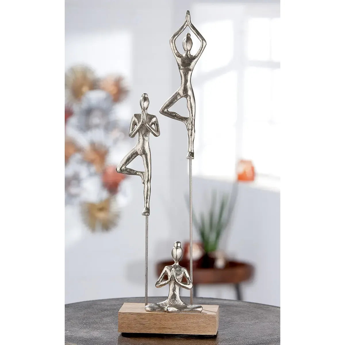 Skulptur – Silberfarbenes Aluminium, Natürliches Mangoholz, Yoga Motiv - Yogagruppe | Gilde