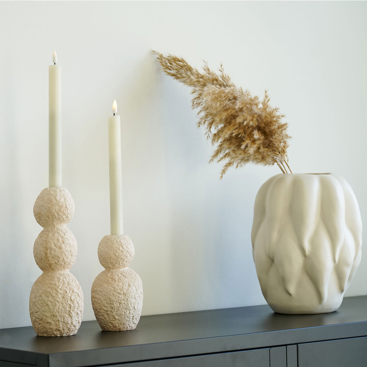 Kerzenständer – Zementstruktur, Naturbeige, skulpturale Form | House Nordic