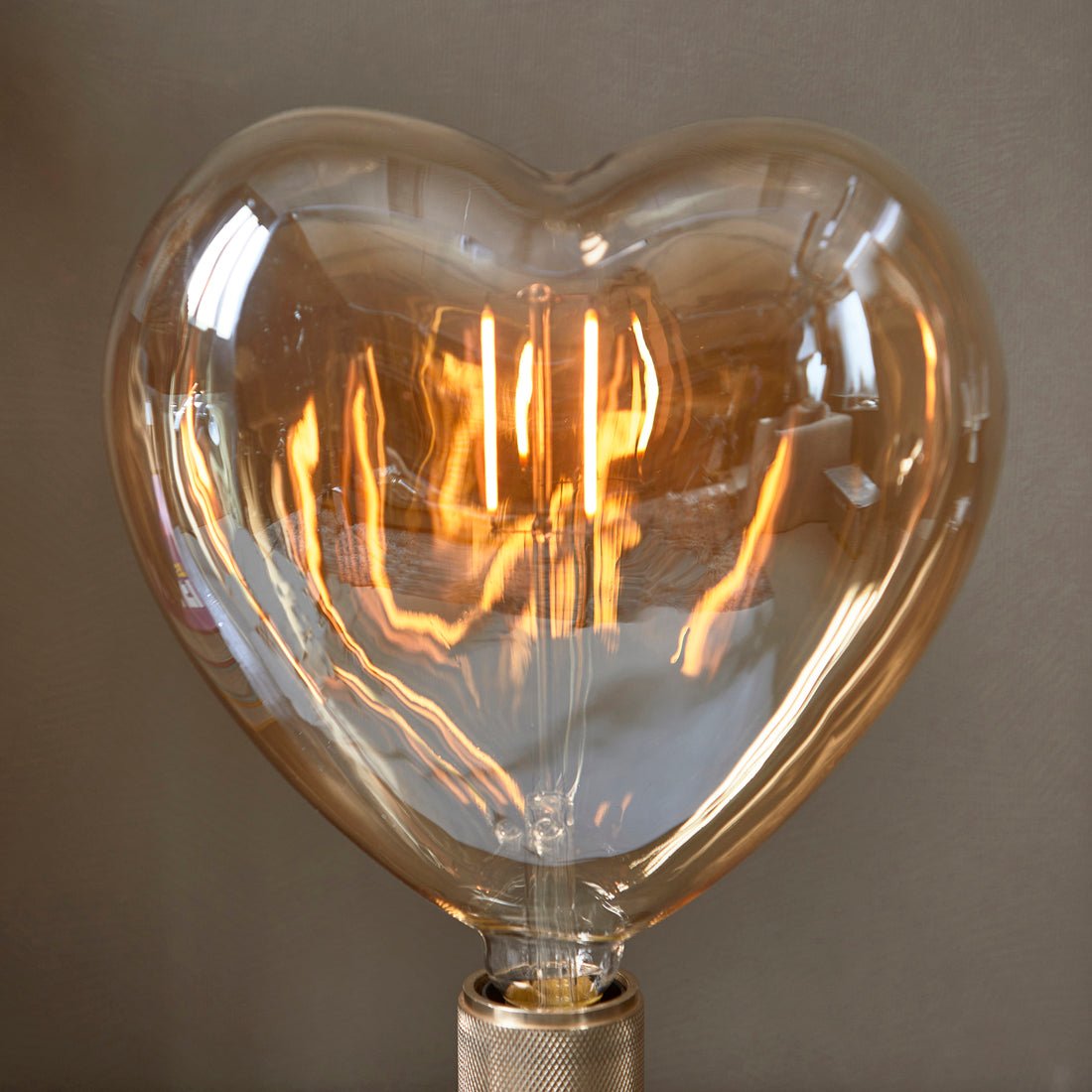 LED - Glühbirne aus Glas, Transparent, 24×10,5×26 cm – Lovely Heart | Rivièra Maison - Esszett Luxury | Stilvolles Wohnen mit Charakter