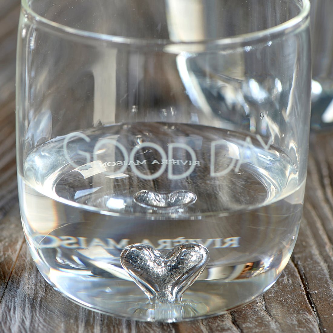 Wasserglas transparent, mundgeblasen mit Herz und Silberglitzer – Good Day (T11, G55) | Rivièra Maison - Esszett Luxury | Stilvolles Wohnen mit Charakter