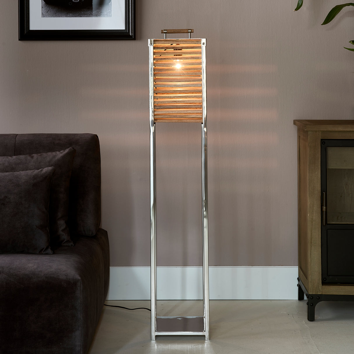 Stehlampe Silber mit Aluminiumrahmen und naturbraunen Holzlamellen 2 – Ocean Cay Shutters | Rivièra Maison - Esszett Luxury | Stilvolles Wohnen mit Charakter
