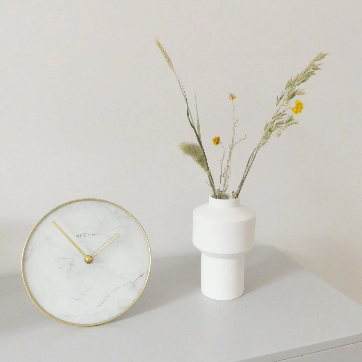 Tischuhr – Weiße Optik, Goldene Zeiger, Leises Werk - Marmor | NeXtime