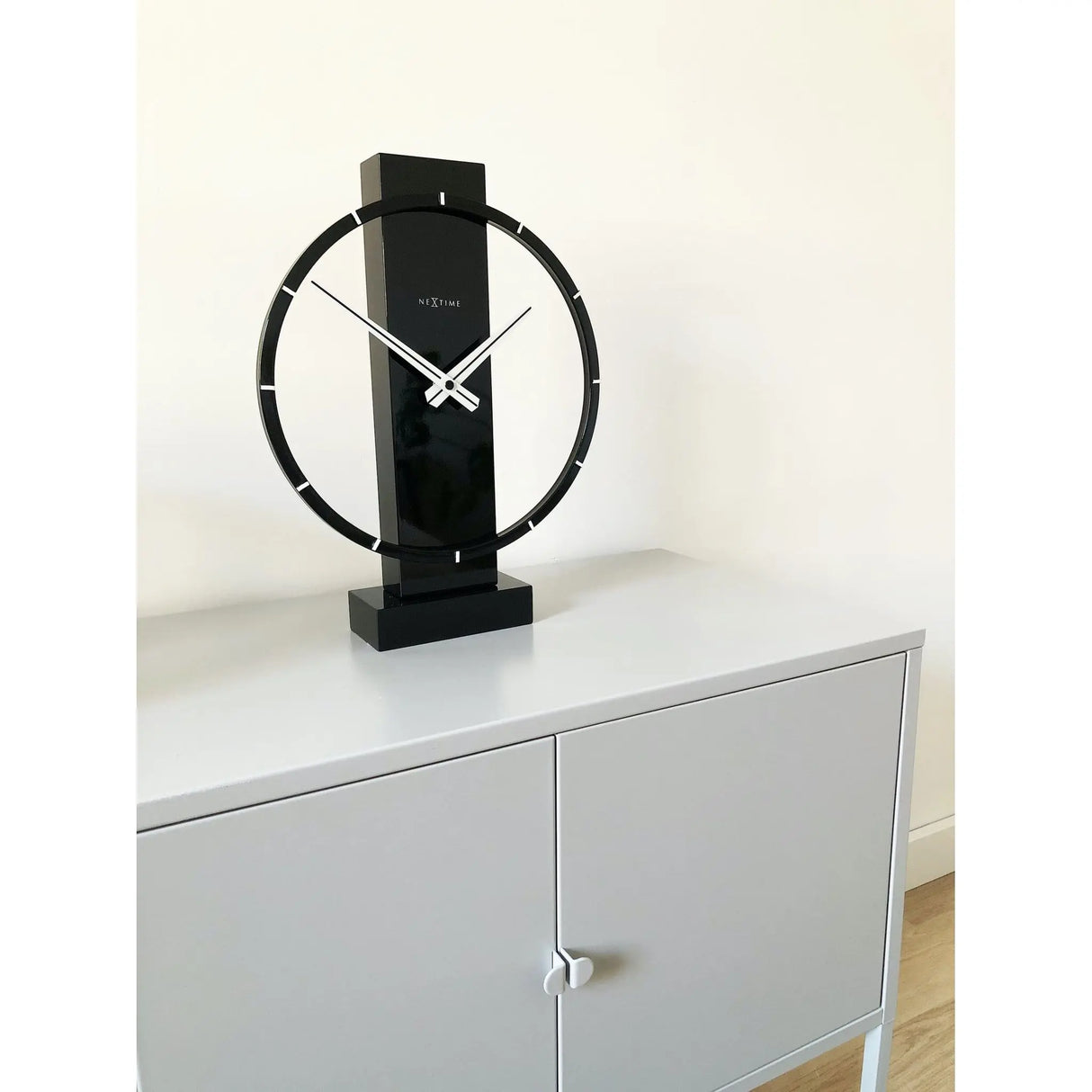Tischuhr – Schwarzes Holz, Stahlring, Stilles Werk - Carl Klein | NeXtime