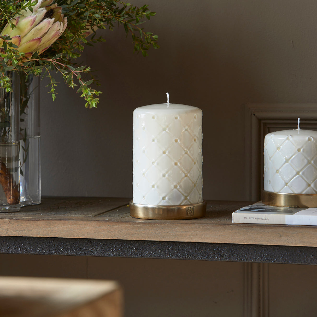 Stumpenkerze Weiß mit Rautenmuster, Paraffin (ØxH 9,5x15) - Pillar | Rivièra Maison - Esszett Luxury | Stilvolles Wohnen mit Charakter