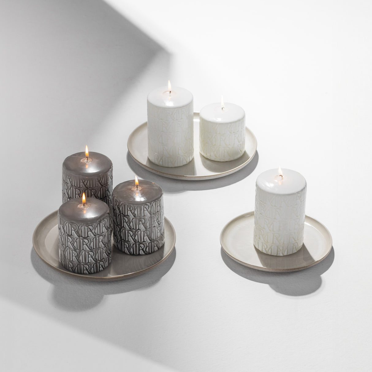 kerze Weiß Paraffin mit geprägtem Monogramm M – Monogram | Rivièra Maison - Esszett Luxury | Stilvolles Wohnen mit Charakter