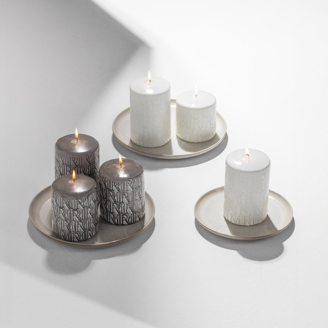 kerze Weiß Paraffin mit geprägtem Monogramm M – Monogram | Rivièra Maison - Esszett Luxury | Stilvolles Wohnen mit Charakter