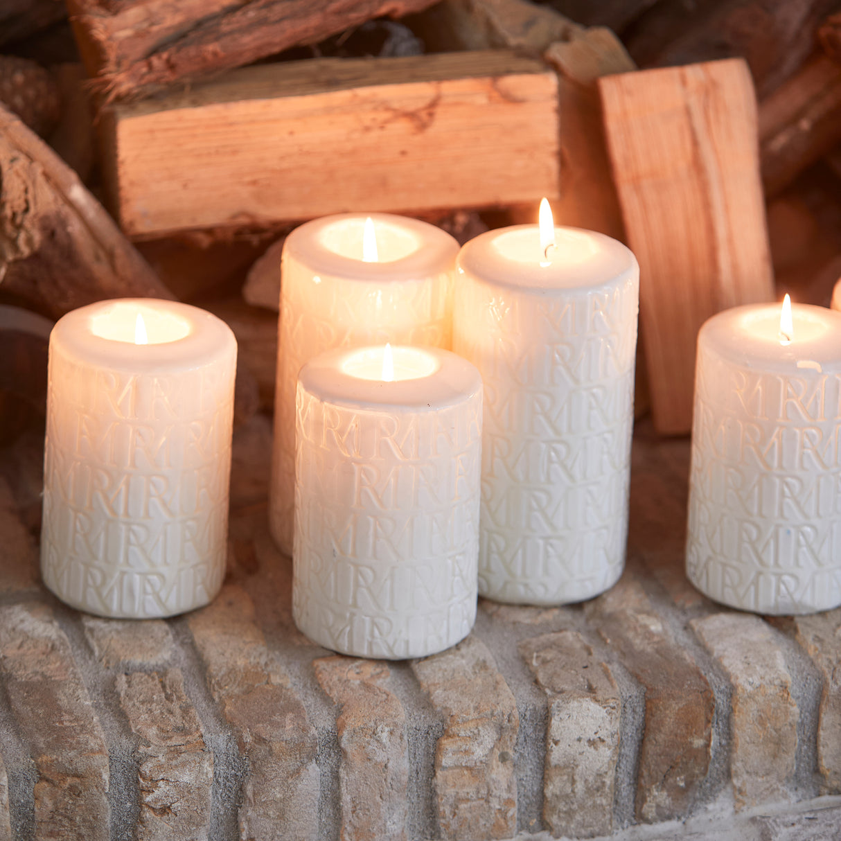 kerze Weiß Paraffin mit geprägtem Monogramm L – Monogram | Rivièra Maison - Esszett Luxury | Stilvolles Wohnen mit Charakter