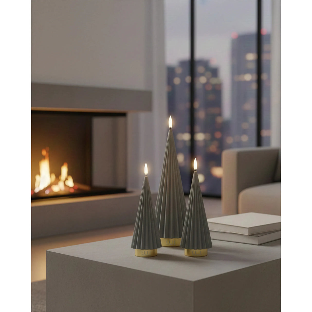 LED-Kerze – Plissiertes Design, Echtwachs Optik, Flackernde LED - Boreal | ELLE Decoration