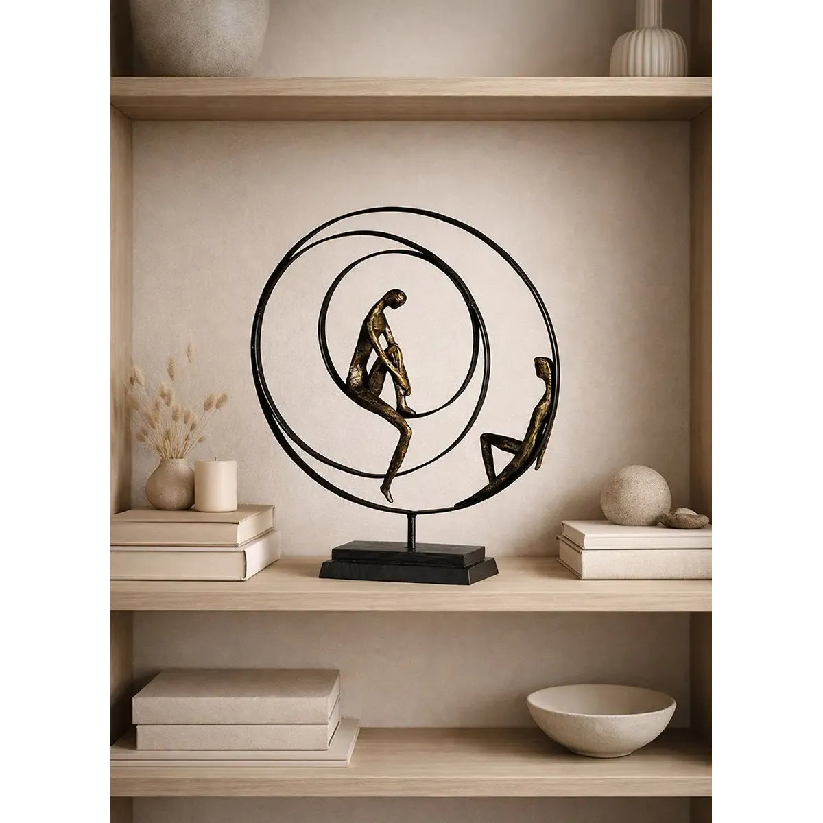 Skulptur – Bronzefarbene Oberfläche, Paarmotiv, Strukturierte Form - Patience | Gilde