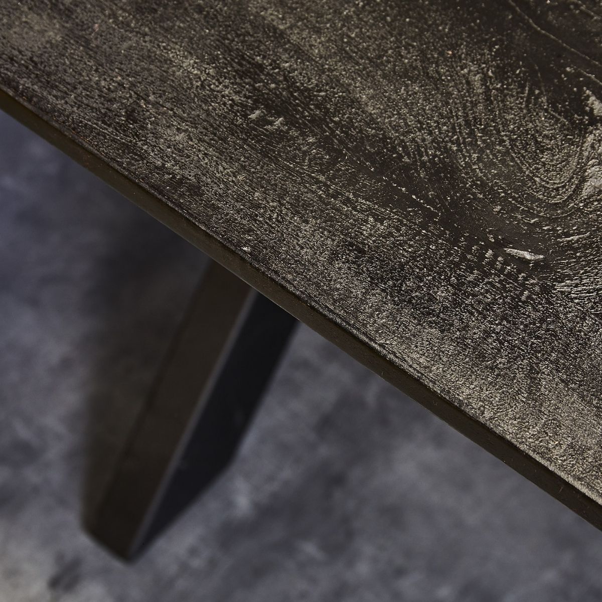 Dining table – Sandblasted mango wood, Black lacquered tabletop, Black lacquered matrix frame – New York | Starfurn
