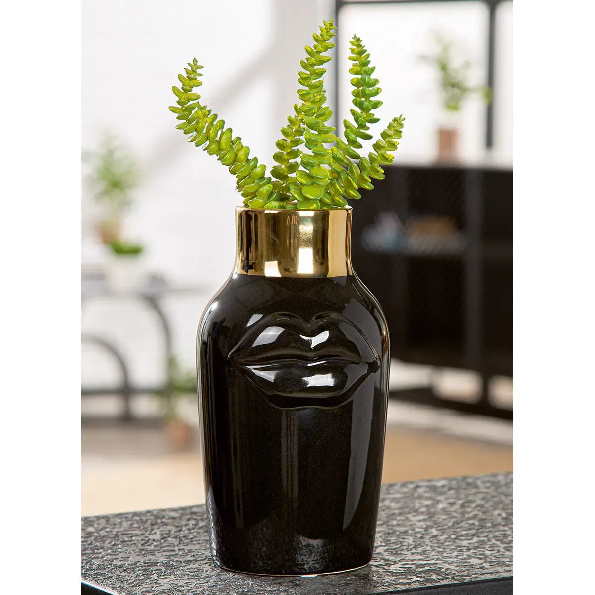 Vase – Schwarze Keramik, Glasierte Oberfläche, Goldenes Mundmotiv - Mouth | Gilde