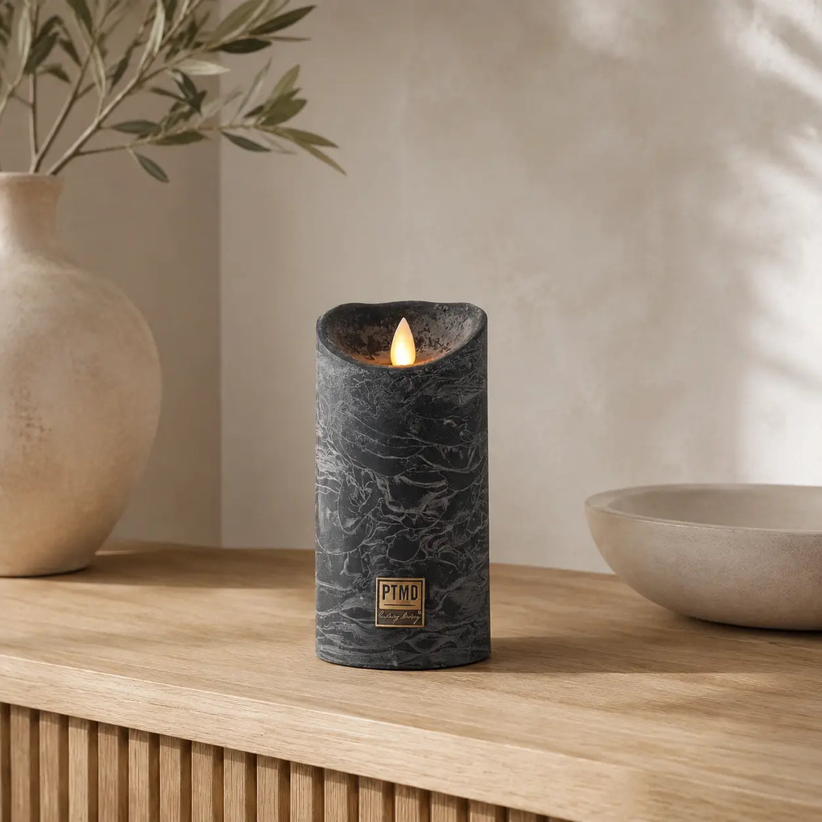 LED-Kerze M mit beweglicher Flamme und Timer-Funktion - batteriebetrieben | PTMD
