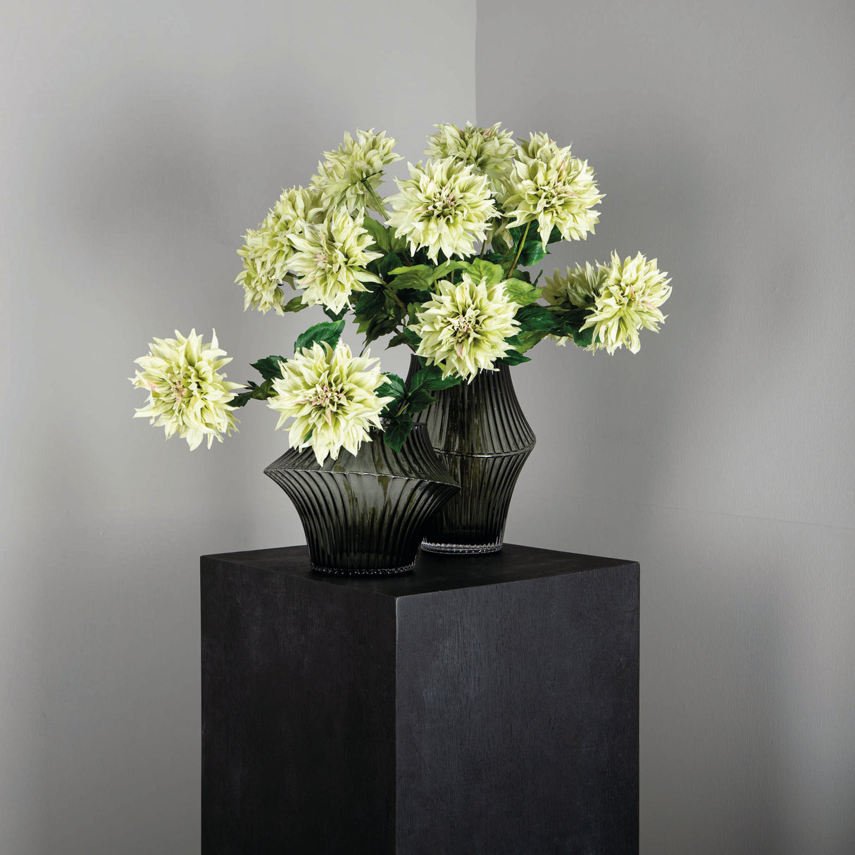 Kunstblume aus Polyester mit Dahlienblüte & grünen Blättern – Dahlia Flower | PTMD - Esszett Luxury | Stilvolles Wohnen mit Charakter