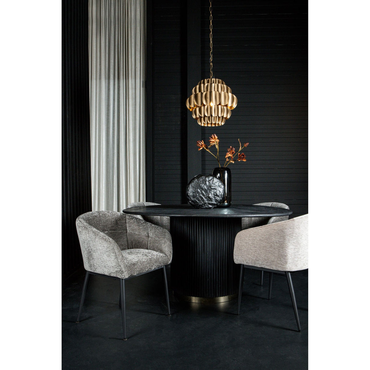 Esszimmerstuhl aus Aura - Stoff mit Metallbeinen und komfortabler handgearbeiteter Form – Jeno | PTMD - Esszett Luxury | Stilvolles Wohnen mit Charakter