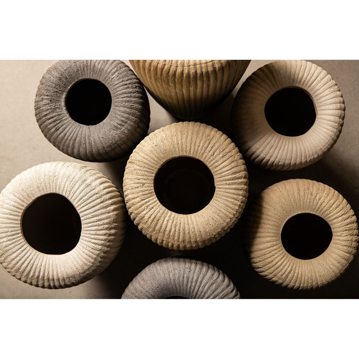 Topf – Linienstruktur Design, Runde Form, Cremefarbe, Keramikmaterial, S – Zinet | PTMD