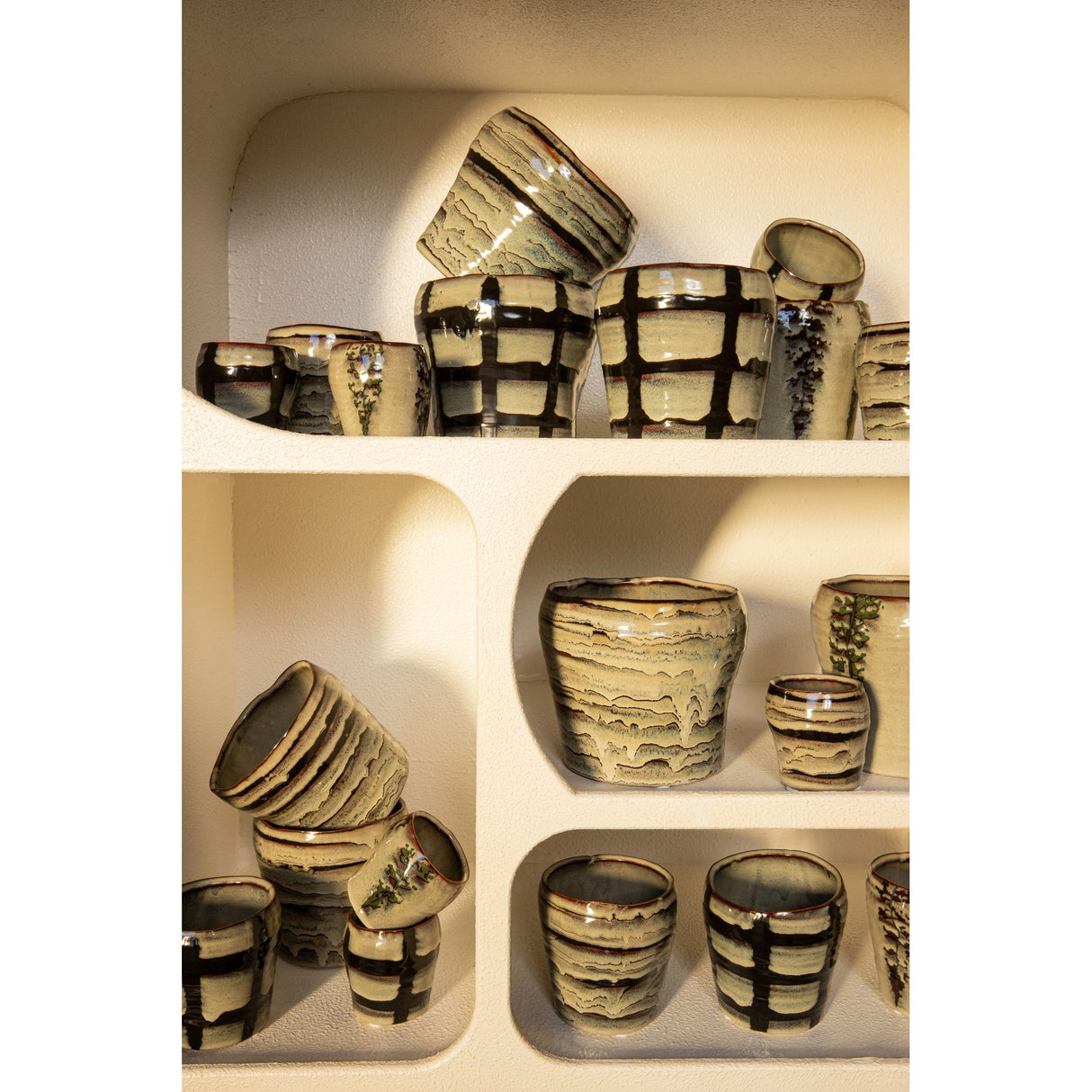 Flowerpot – Grey Surface, Round Shape, Striped Pattern, Ceramic Material, XL – Arpit | PTMD