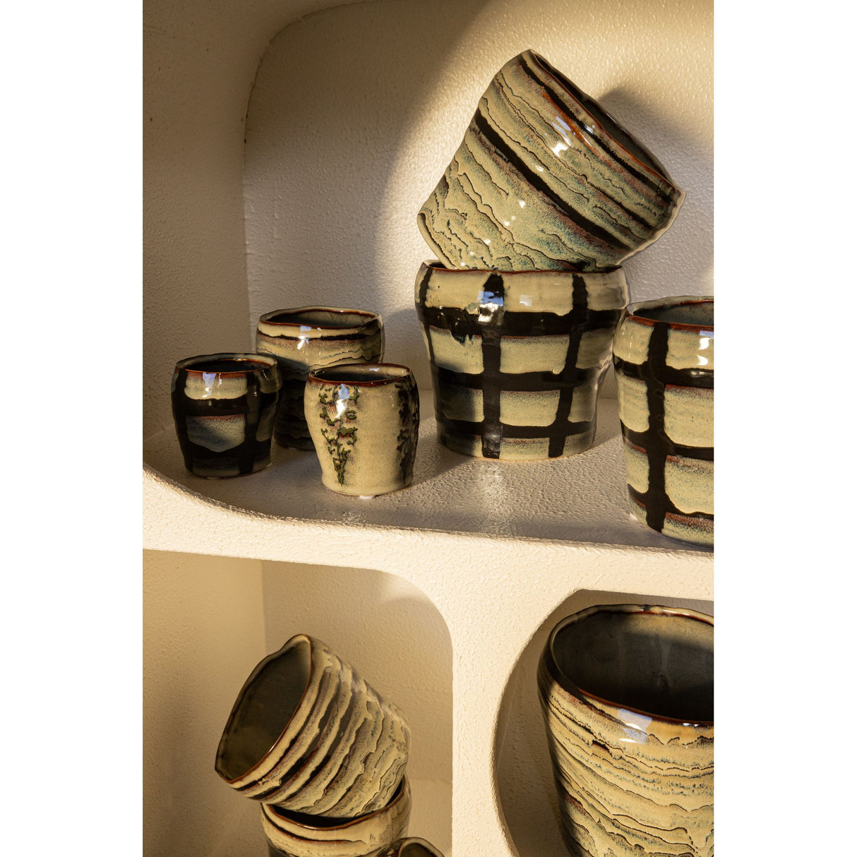 Flowerpot – Grey Surface, Round Shape, Striped Pattern, Ceramic Material, XL – Arpit | PTMD