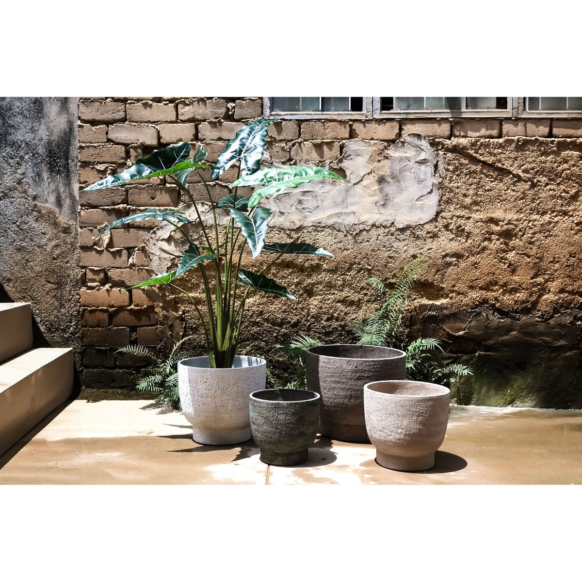 Pot - white surface, round shape, handmade, set of 4 on a foot - Pride | PTMD