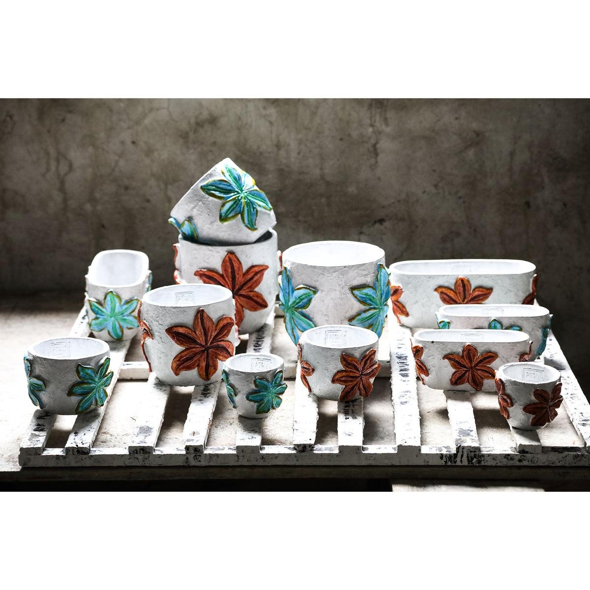 Blumentopf – Runde Form, Zement Material, Blumen Muster, Blaue Oberfläche, S – Blomme | PTMD