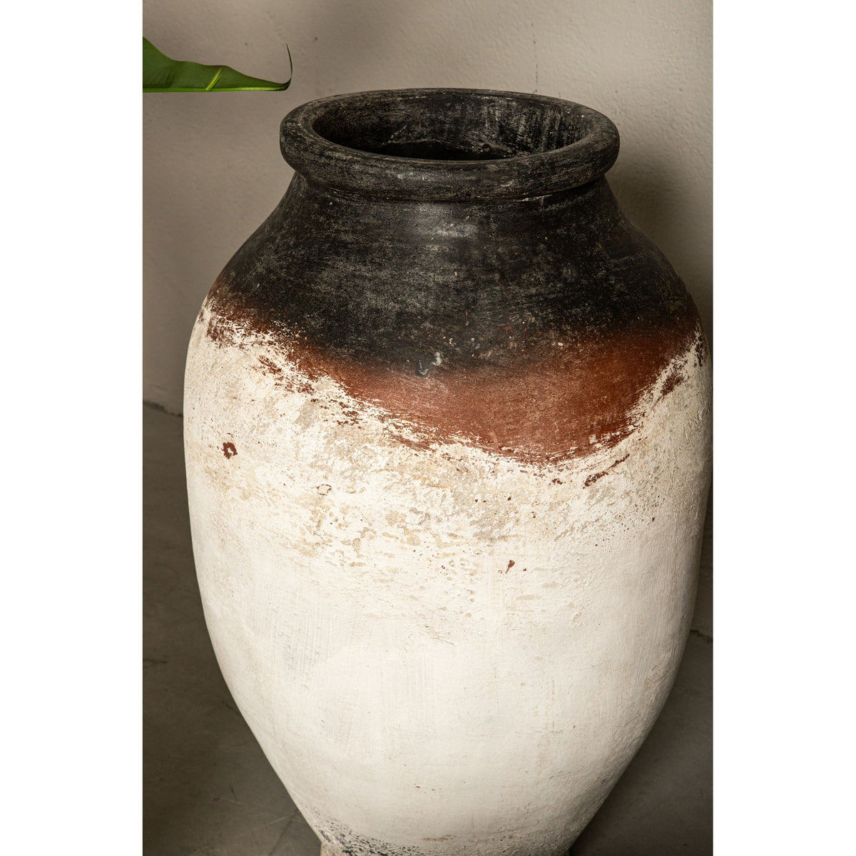 Pot – white surface, round shape, dark rim – Jinsu | PTMD