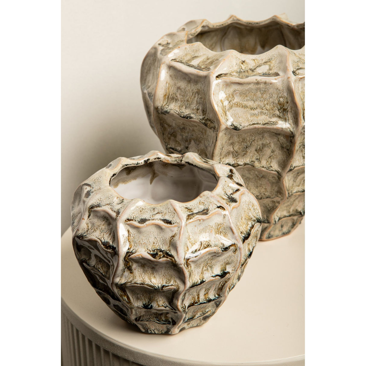 Topf – Cremefarbene Oberfläche, Runde Form, Gewellte Struktur, Steinzeug, M – Cedric | PTMD
