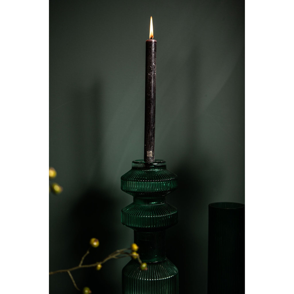 Kerzenständer – Geripptes Glas, Bauschige Form, Dunkelgrüne Oberfläche, S – Galinda | PTMD