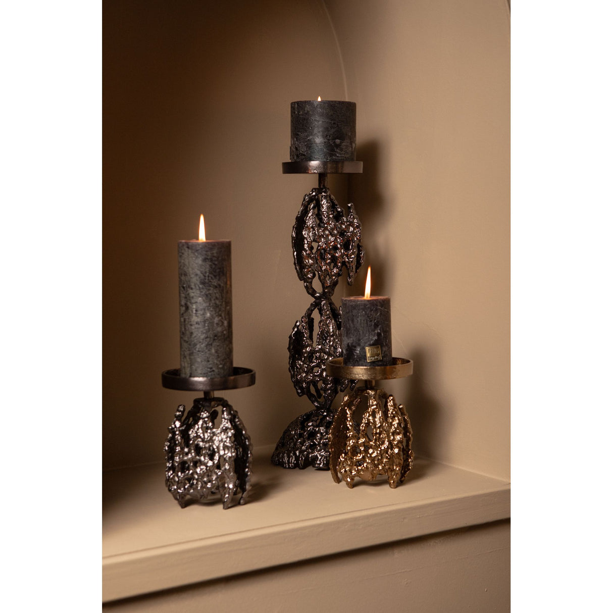 Kerzenständer – Raues Design, Runde Form, Aluminium Material, Braun, S – Barrie | PTMD