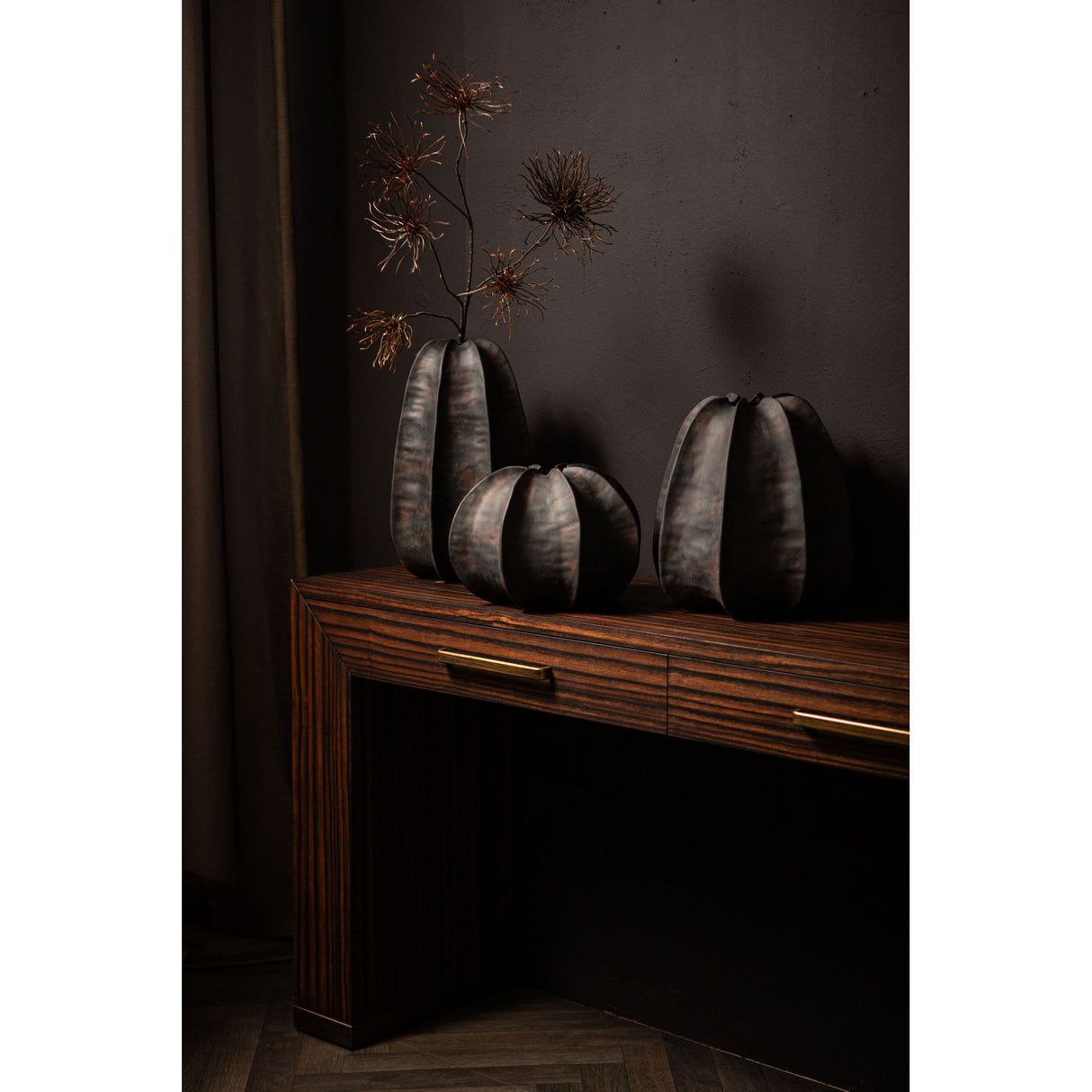 Vase – Steinzeug Keramik, Geripptes Design, Schwarze Farbe, Breite Form – Grayson | PTMD