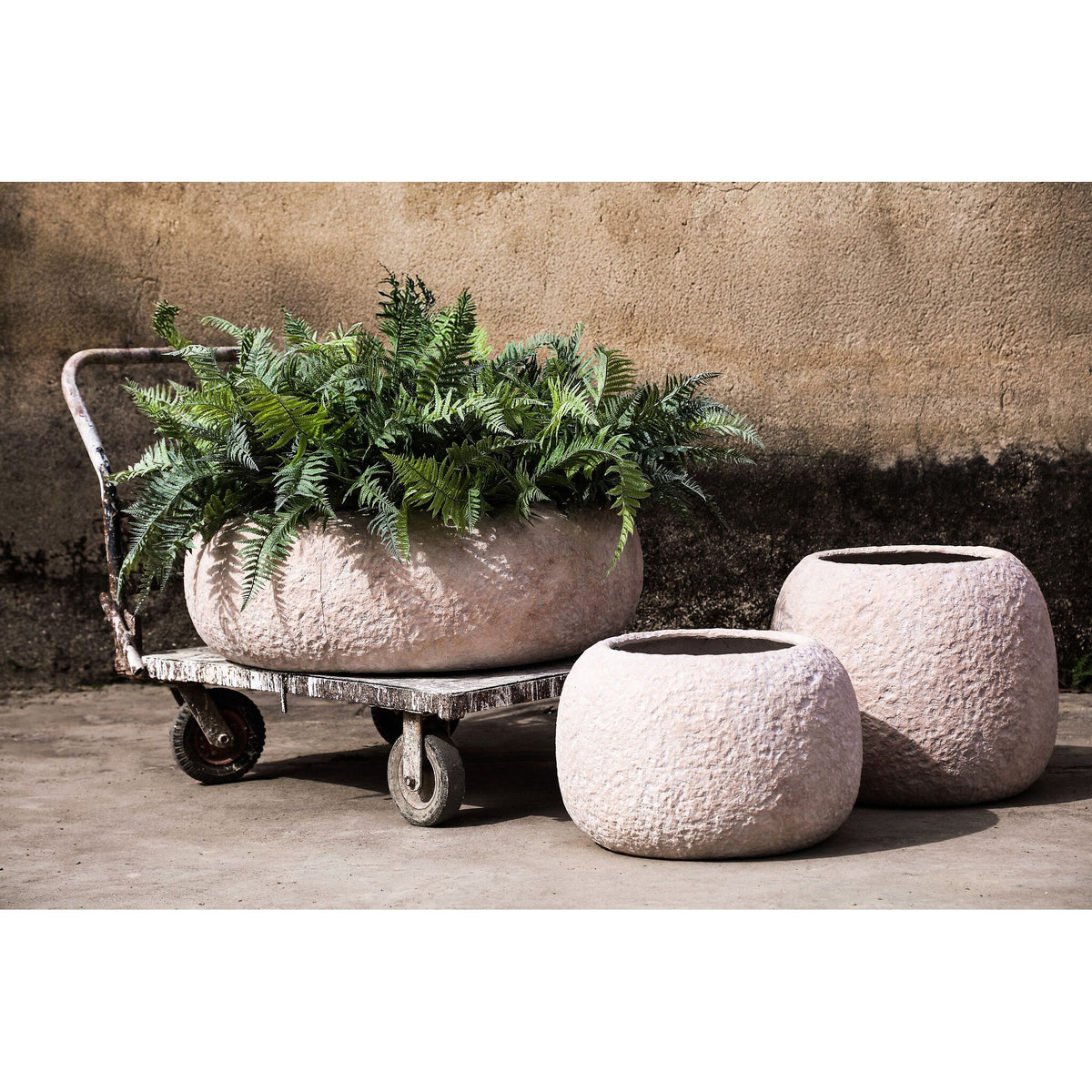 Pot – beige surface, stone look, round shape, L – Meleyah | PTMD