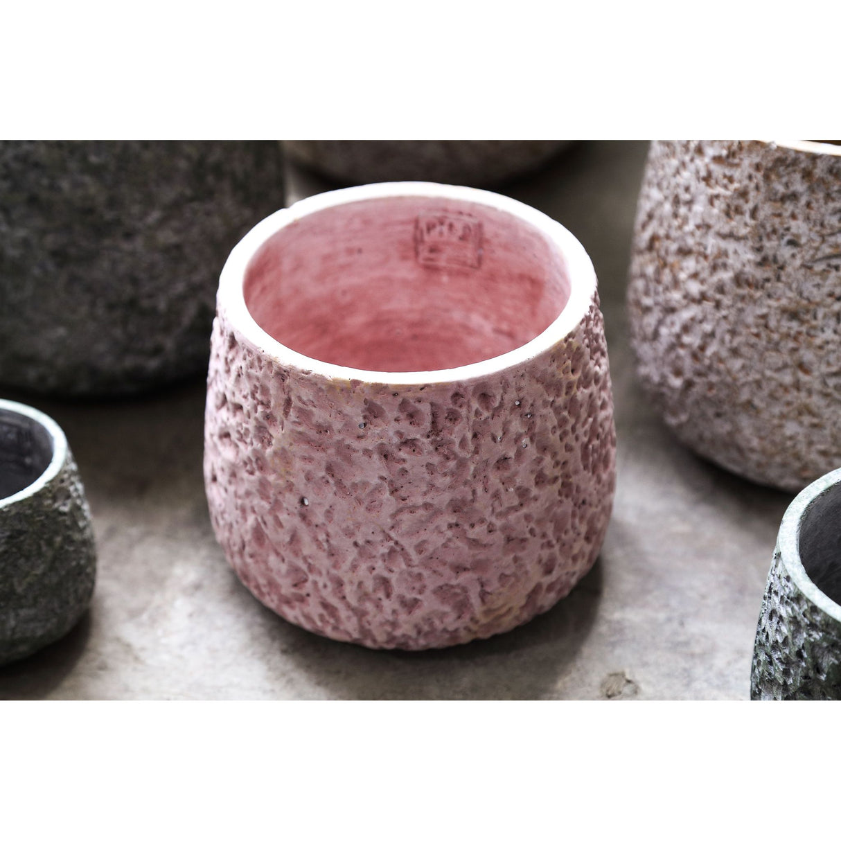 Flower pot - Round cement, Rough patterned surface, Pink, M – Ziven | PTMD