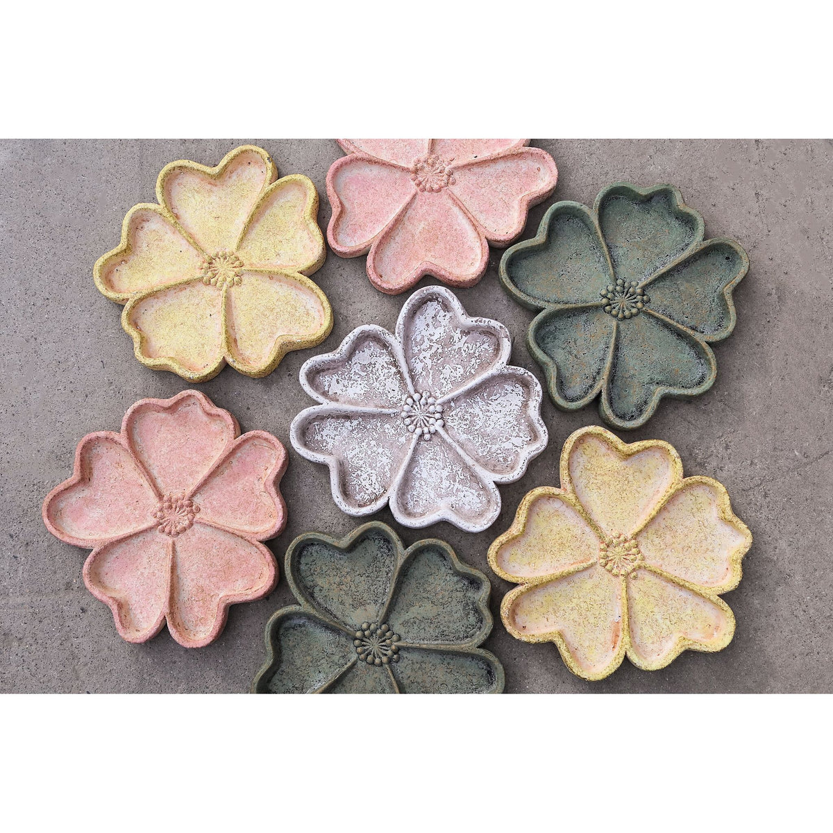 Teller - Zement, Blumenform, Relief-Design, Creme, matte Oberfläche – Alyzza | PTMD