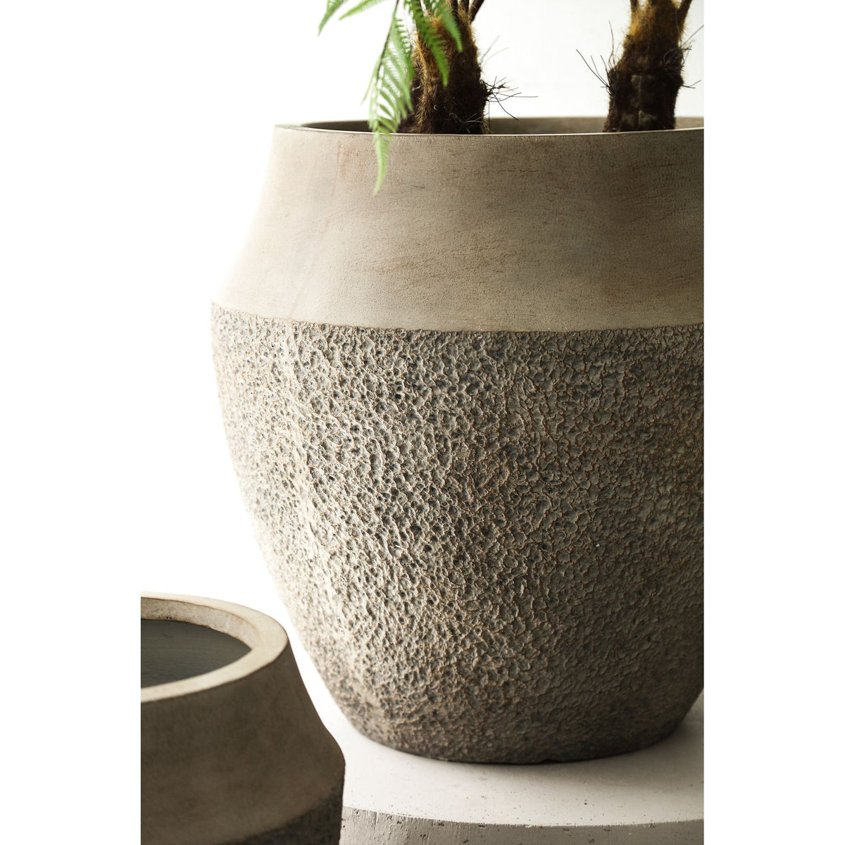 Pot – taupe finish, cement material, round shape, set of 2 – Pearce | PTMD