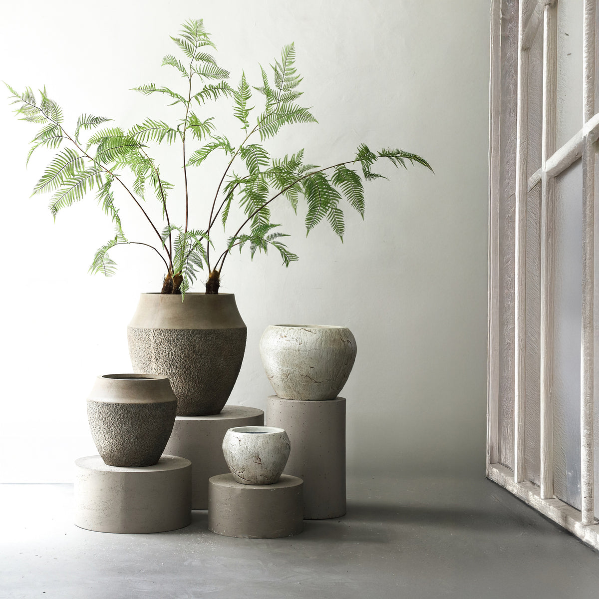 Pot – taupe finish, cement material, round shape, set of 2 – Pearce | PTMD