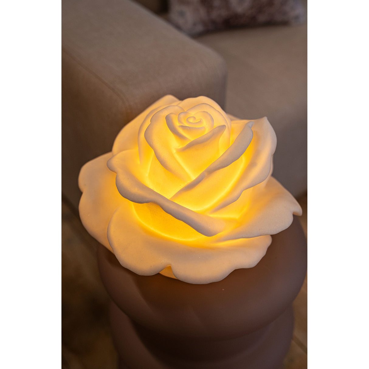 LED-Leuchte – Rosenblüten Design, Polyresin Oberfläche, Weiße Farbgebung, Niedrig – Aveda | PTMD