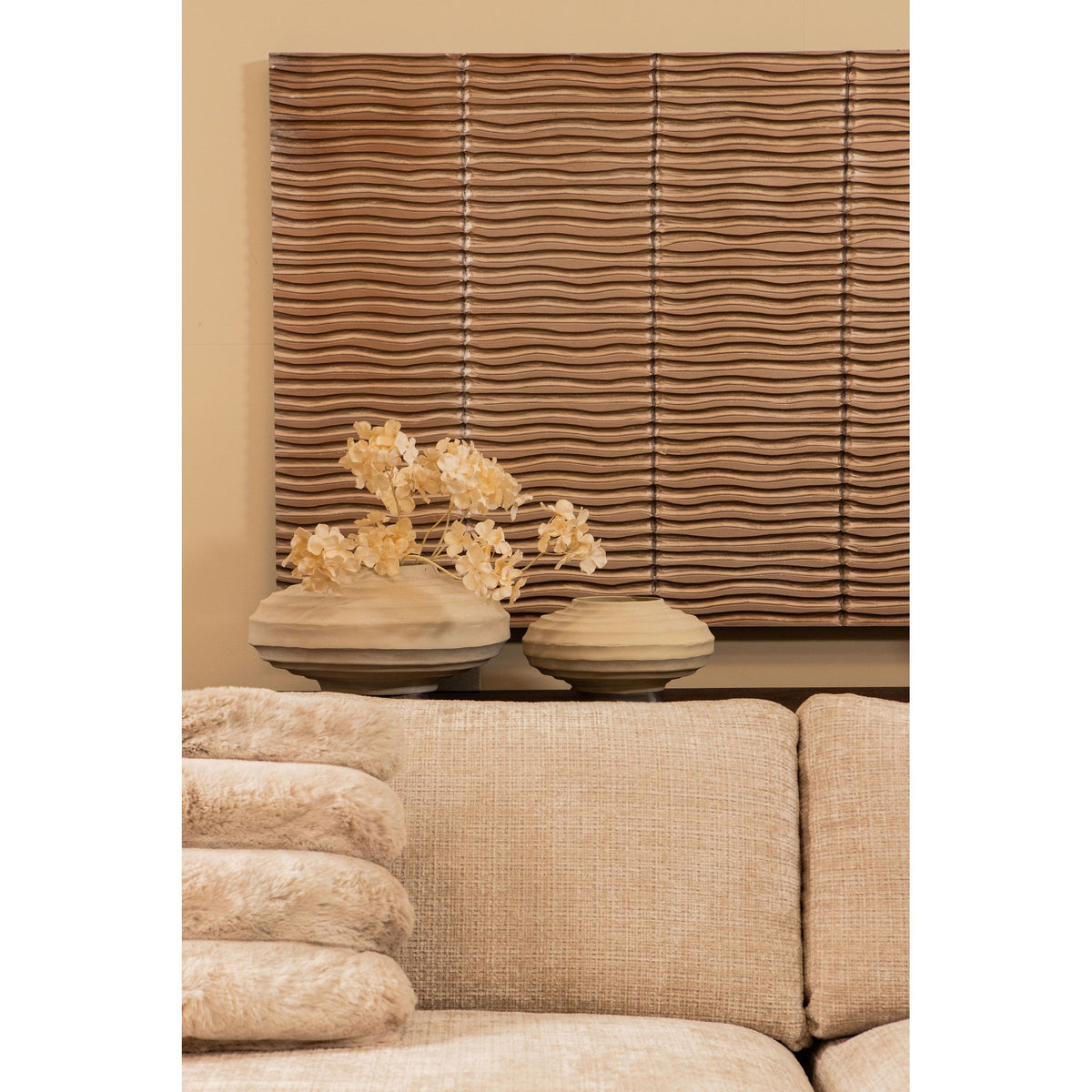 Cast aluminum plant pot in beige with ribbed design, stone-wash finish, S – Kody | PTMD