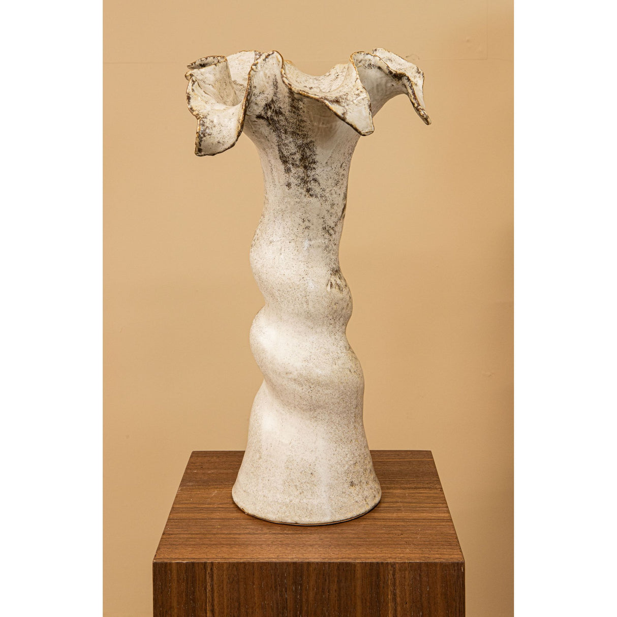 Vase – Beige Surface, Wavy Rim, Ceramic Material – Isidro | PTMD