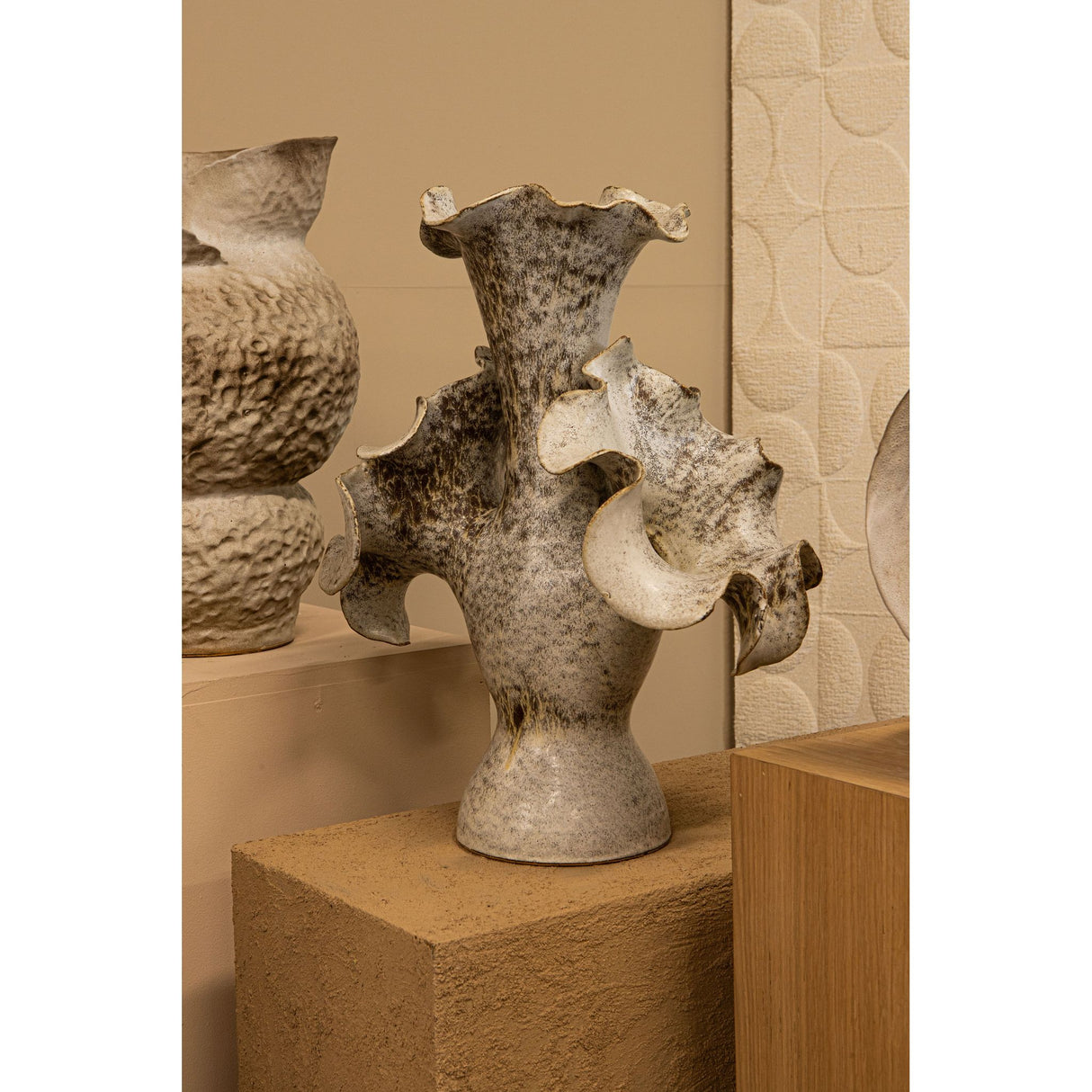 Vase – Keramik Material, Offenes Wirbelrand Design, Runde Form, L – Kery | PTMD