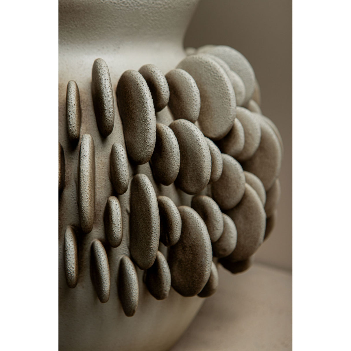 Vase – Keramik Material, Rundes Schuppenmuster, Runde Form, Niedrig, S – Wina | PTMD